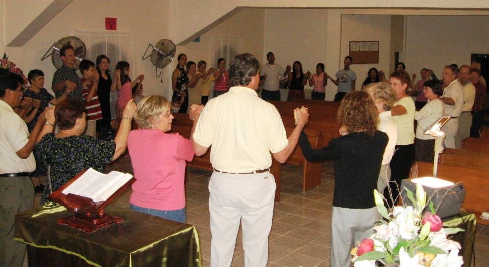 Praying with the community in Valle Hermoso